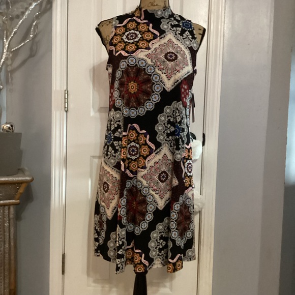 Robbie Bee Medallion Print Dress - Picture 2 of 8